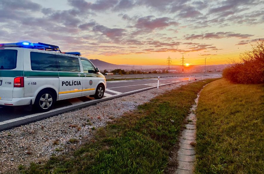 Zrážka s policajtkou v Nitrianskom kraji: Zlé počasie spôsobilo vážnu nehodu