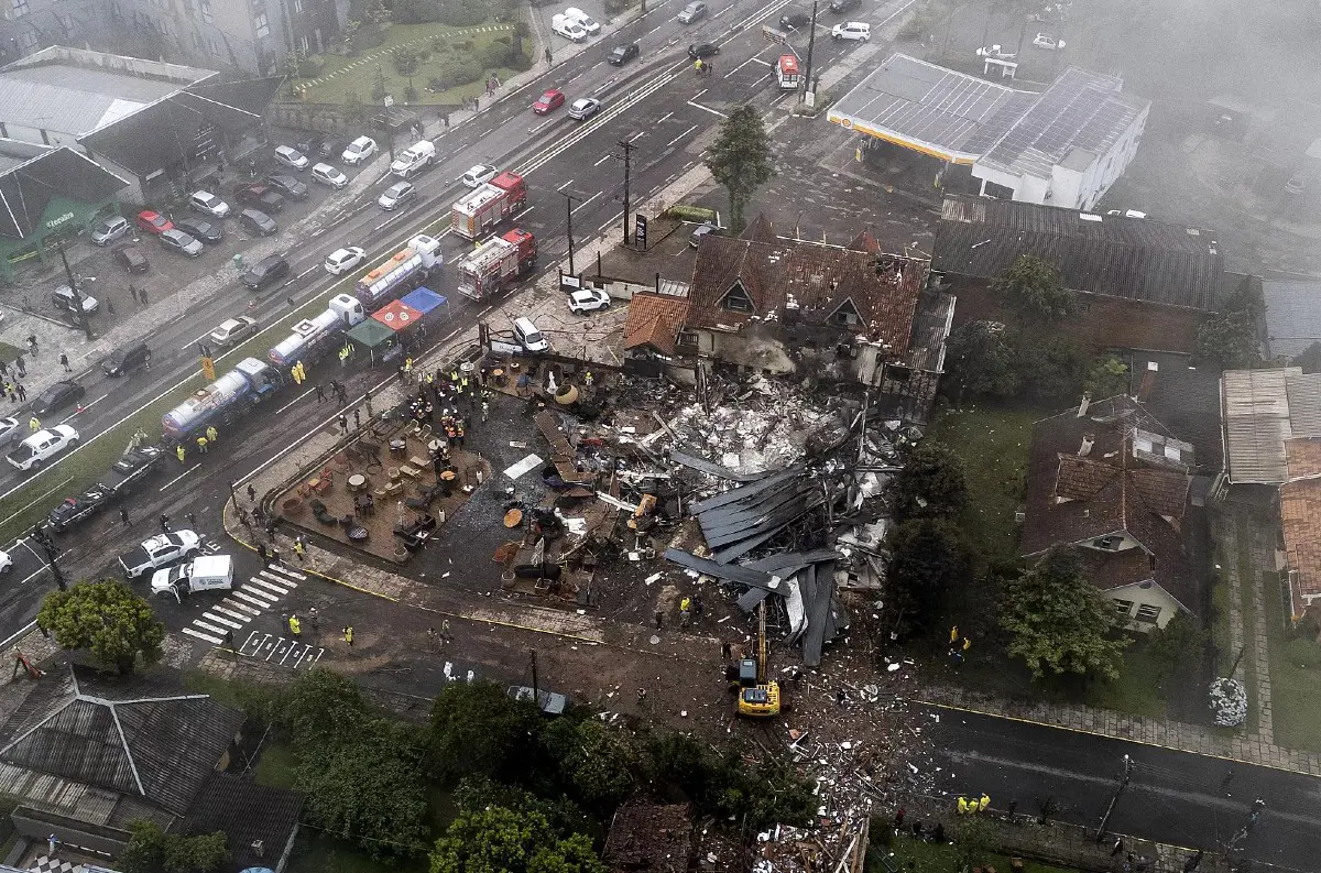 Brazília: DRAMATICKÝ náraz LIETADLA do domu - 10 obetí +VIDEO