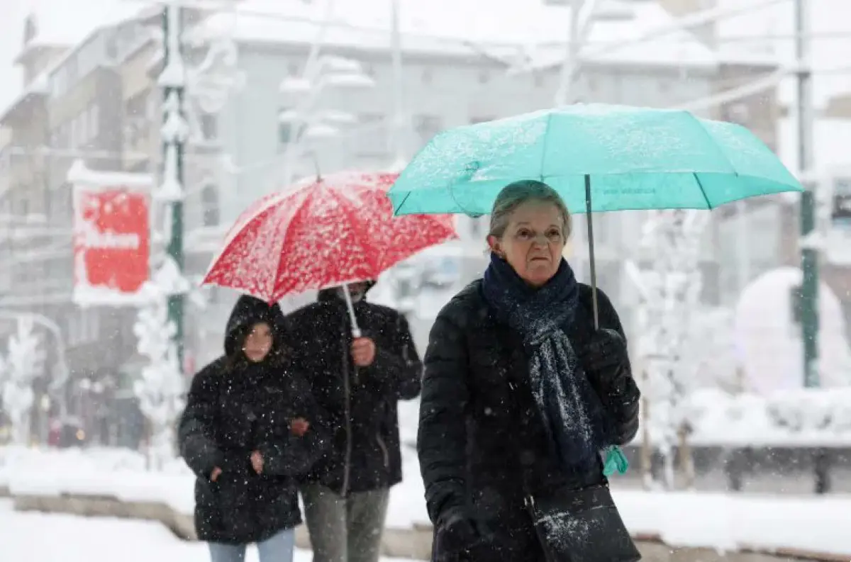 Intenzívne sneženie pustoší Balkán, státisíce bez elektriny +VIDEO