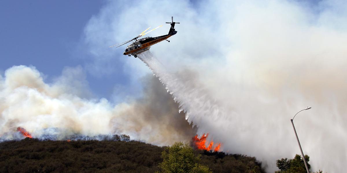 Požiar v Kalifornii neustupuje: Poškodené budovy, stovky evakuovaných obyvateľov