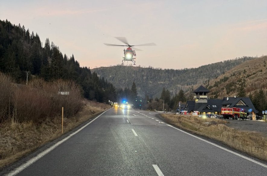 Vážna dopravná nehoda na ceste I/72 Nižná Boca: Traja zranení v čelnej zrážke