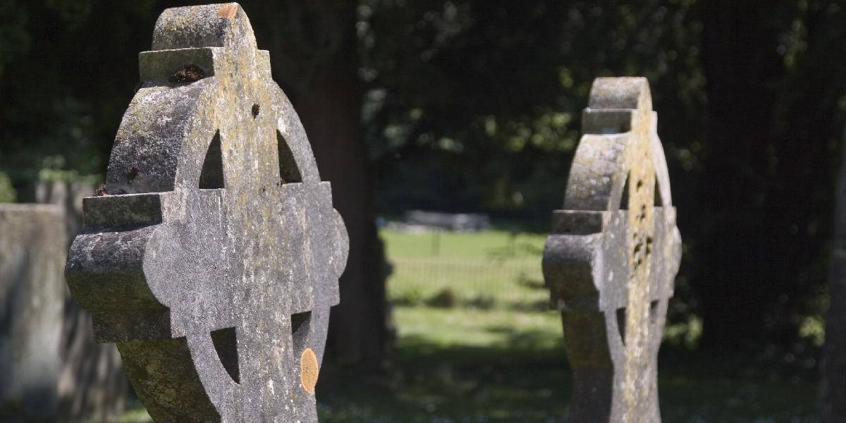 Cintoríny v južných Čechách sú terčmi niekoľkých útokov vandalov na náhrobné kamene