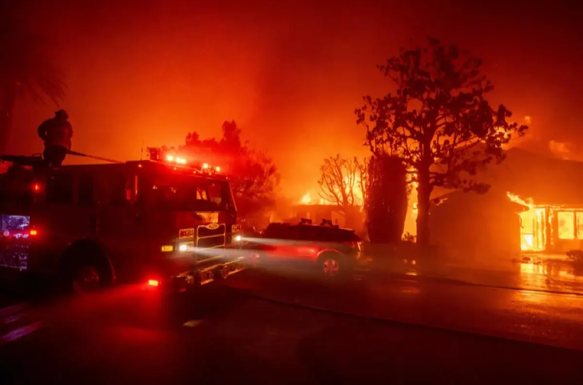 Lesný požiar v Los Angeles ohrozuje rezidencie celebrít a núti tisíce ľudí k evakuácii + VIDEO