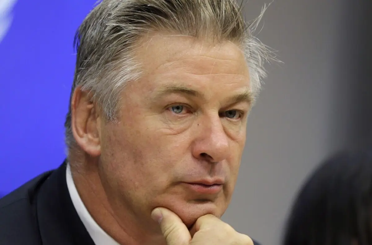 Alec Baldwin podal žalobu na prokurátorov v súvislosti so smrteľným postrelením Halyny Hutchinsovej + VIDEO