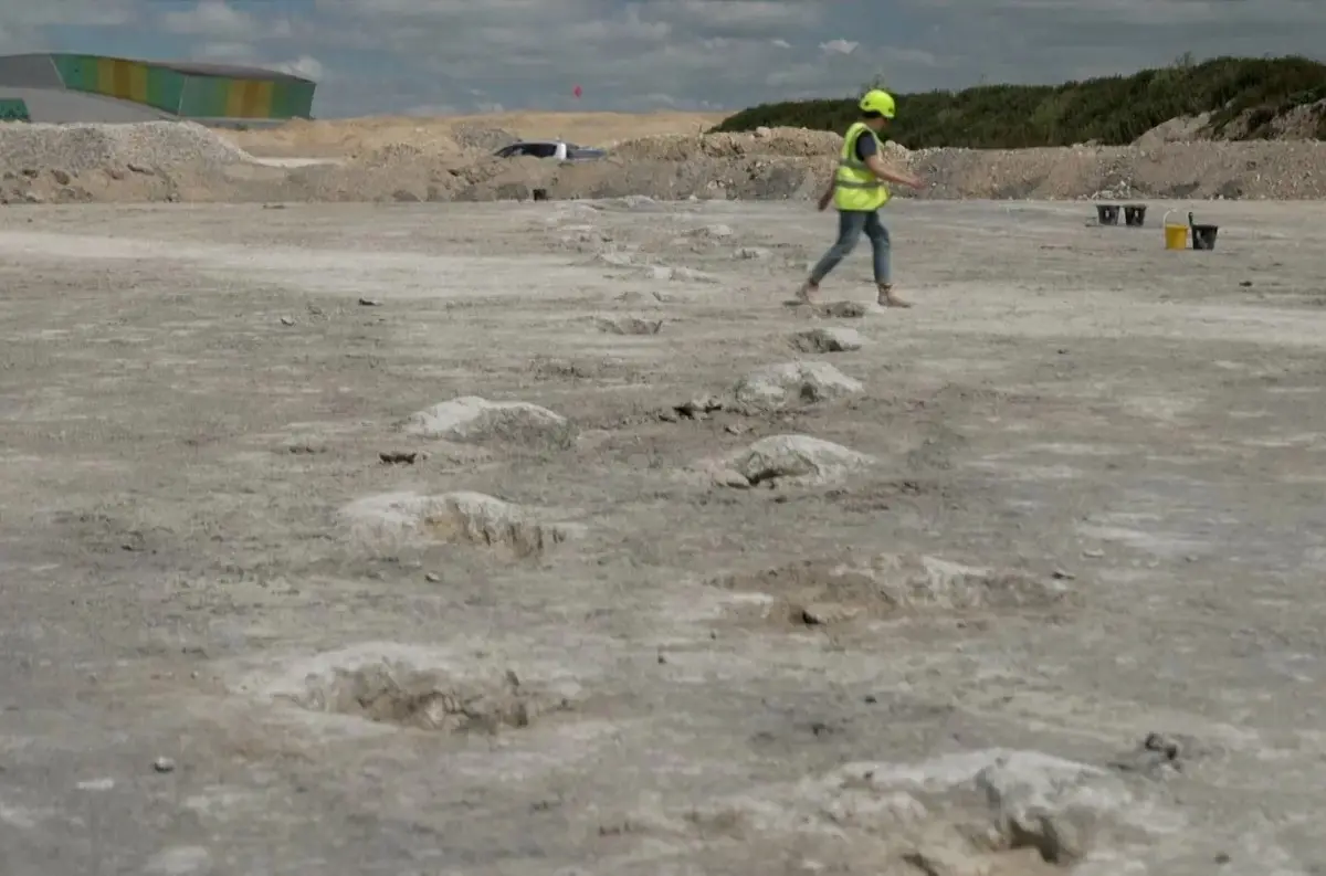 Najväčší objav dinosaurích stôp v Spojenom kráľovstve + VIDEO