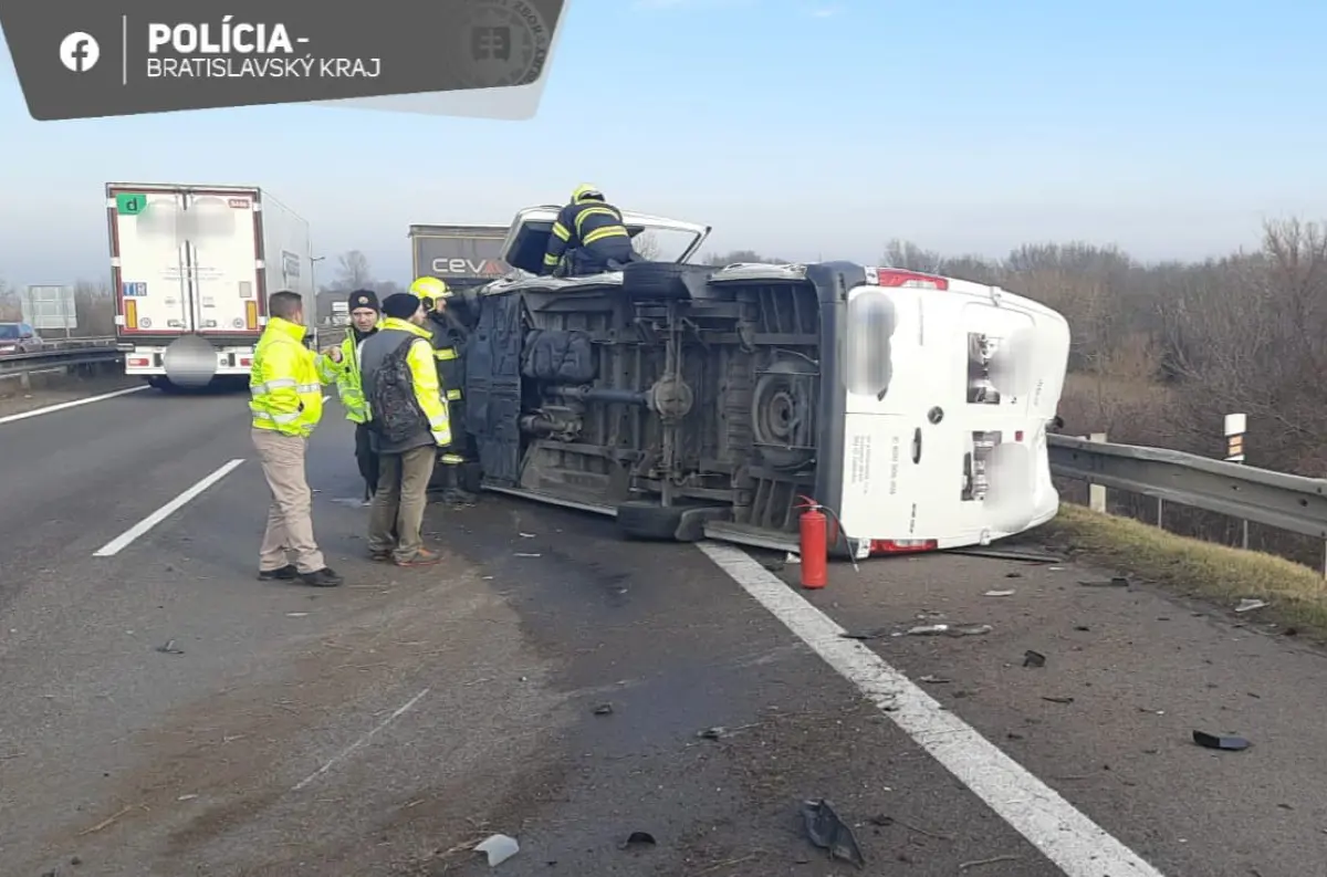 Dopravná nehoda na D2 pri Lozorne: Zrážka Suzuki a dodávky Mercedes spôsobila prevrátenie vozidla