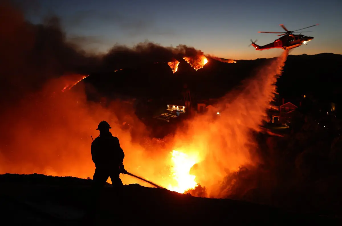 INFERNO v Los Angeles: Nebezpečný vietor - hrozba POŽIAROV pretrváva. DVE osoby zatknuté za PODPAĽAČSTVO +VIDEO