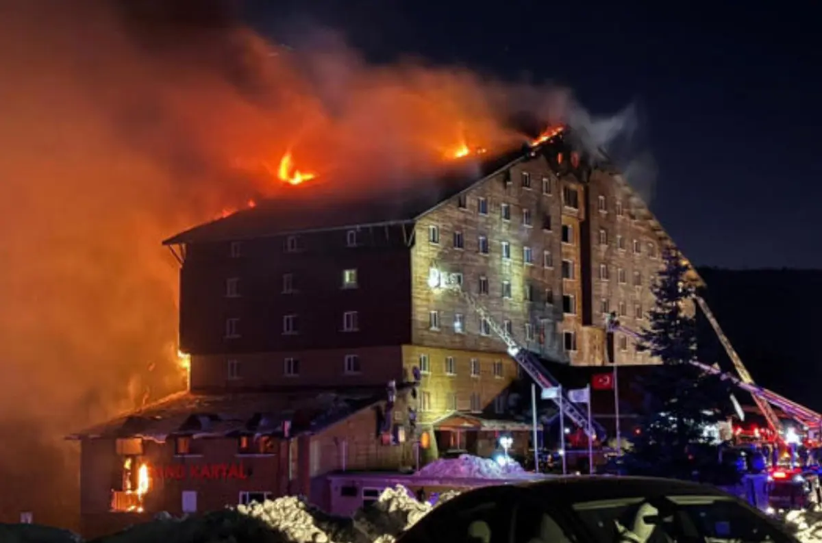 Turecko: Obrovský POŽIAR v obľúbenom lyžiarskom stredisku. Najmenej 76 OBETÍ! Ľudia vyskakovali z okien +VIDEO