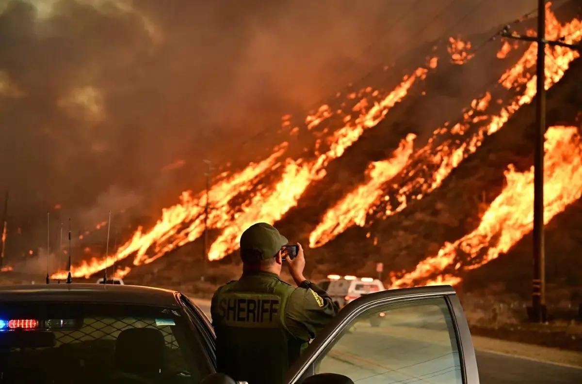 LOS ANGELES: Ďalší OBROVSKÝ rýchlo sa šíriaci POŽIAR severne od mesta! Naliehavá EVAKUÁCIA 31-tisíc ľudí! +VIDEO