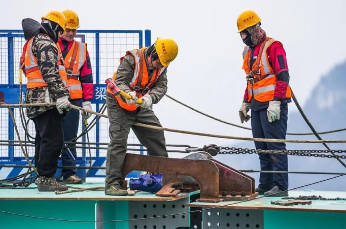 Čína dokončila hlavnú konštrukciu najvyššieho mosta sveta + VIDEO