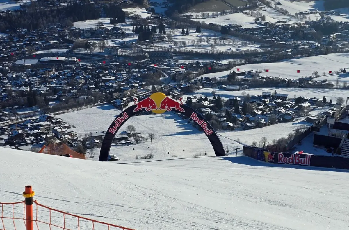 Adrenalínová letecká šou Red Bullu v Kitzbüheli: Lietadlo sa rúti zjazdovkou priamo do cieľa! +VIDEO