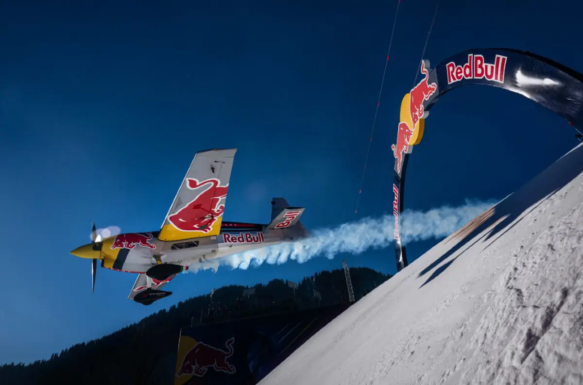 Red Bull pilot Dario Costa preletel najstrmšiu zjazdovku na svete Streif: Neuveriteľný výkon, ktorý musíte vidieť! +VIDEO