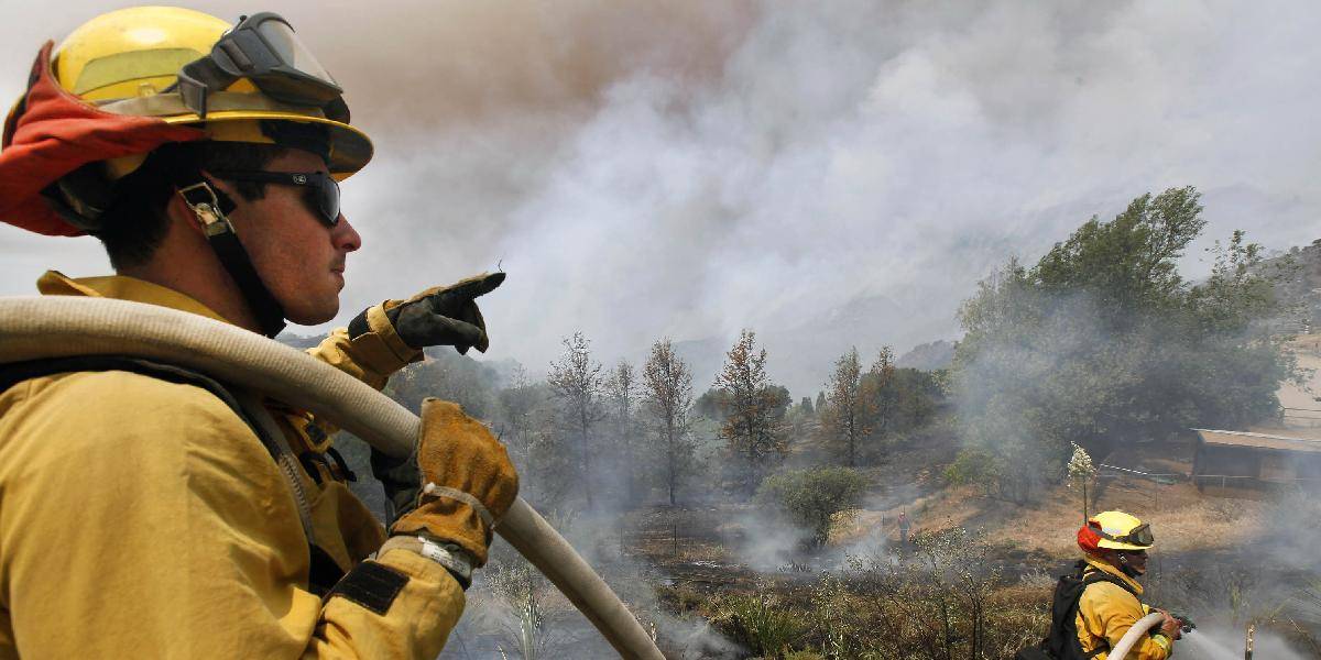 Hasičom sa darí likdivovať lesný požiar v južnej kalifornii