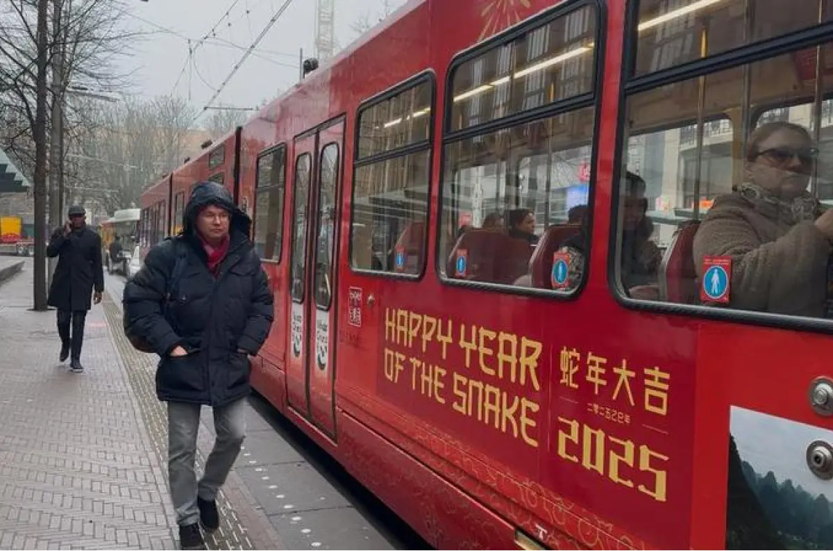 Farebná električka privítala čínsky Nový rok na uliciach Haagu + VIDEO