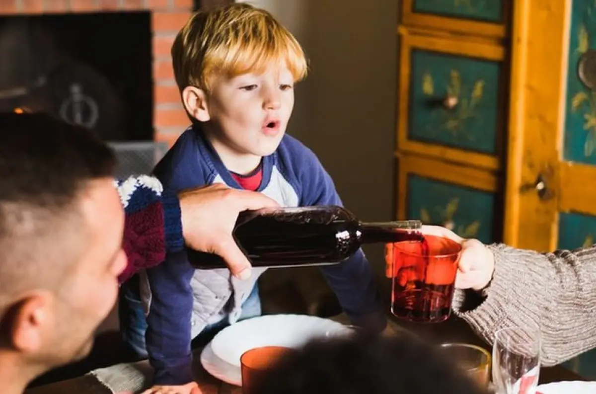 Podľa odborníkov nie je dobrý nápad dať svojmu tínedžerovi skúšobný dúšok piva. Hrozia mu psychické aj fyzické problémy