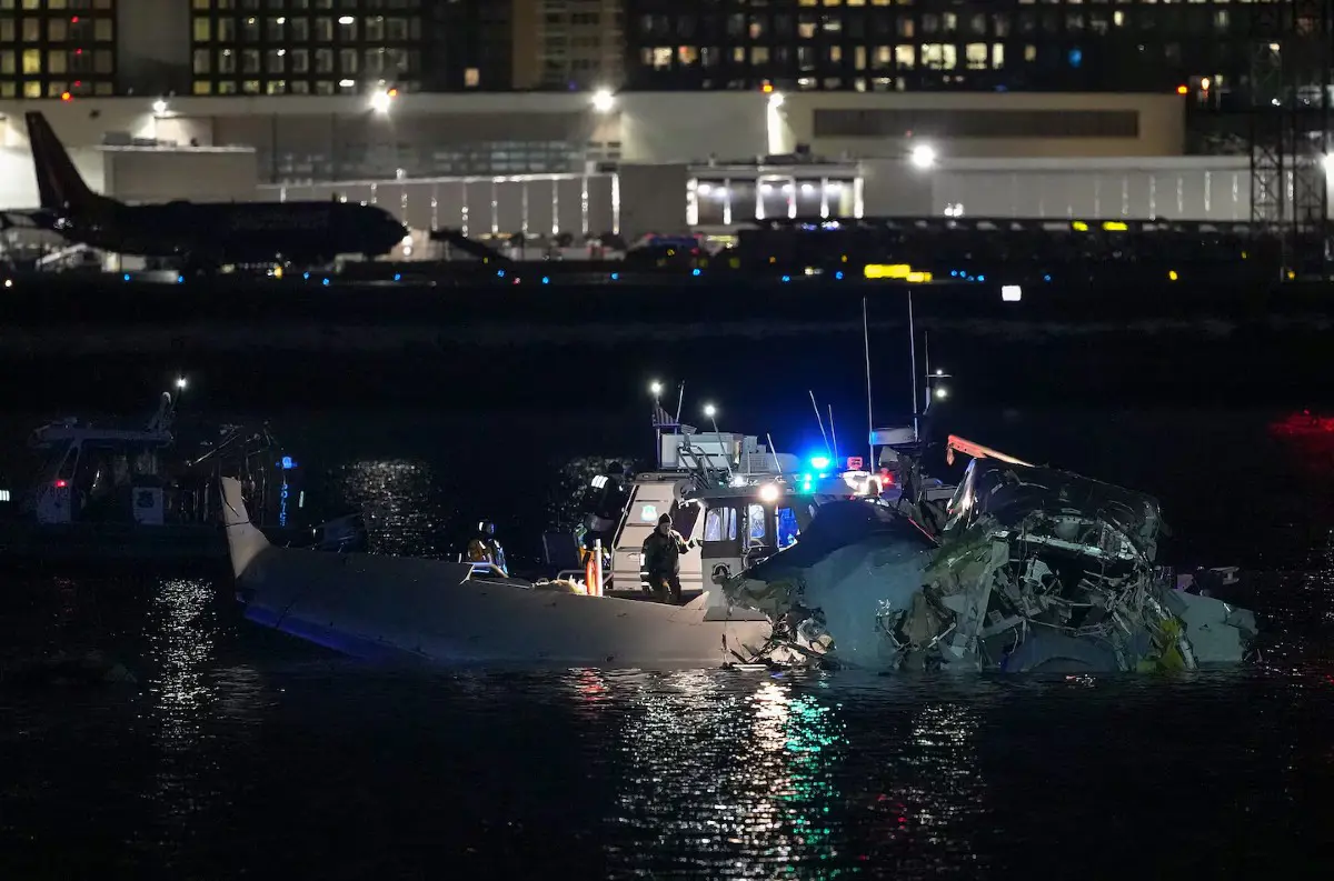 AKTUALIZOVANÉ TRAGÉDIA na letisku Reagan National: Zrážka lietadla s vojenským vrtuľníkom + VIDEO