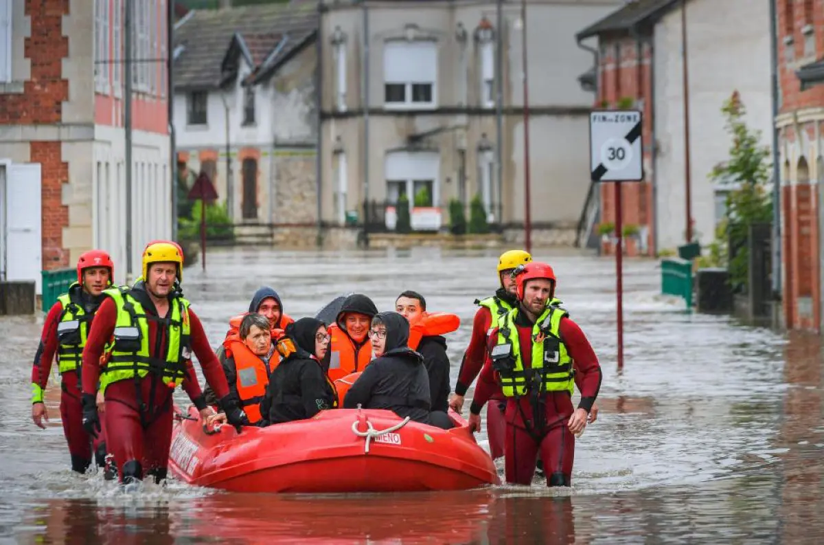 MASÍVNE búrky prinášajú chaos:  Prírodná KATASTROFA vo Francúzsku. VÝPADKY elektriny v Írsku. Anglicko a Škótsko pod SNEHOM +VIDEO