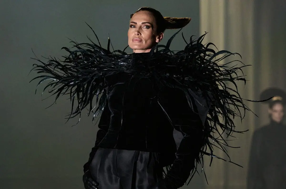 Parížsky týždeň Haute Couture 2025: Éterický Dior, vzdorovitý Chanel, Armani či Stéphane Rolland. Prišli aj Pamela Anderson, Dua Lipa a Kylie Jenne +VIDEO