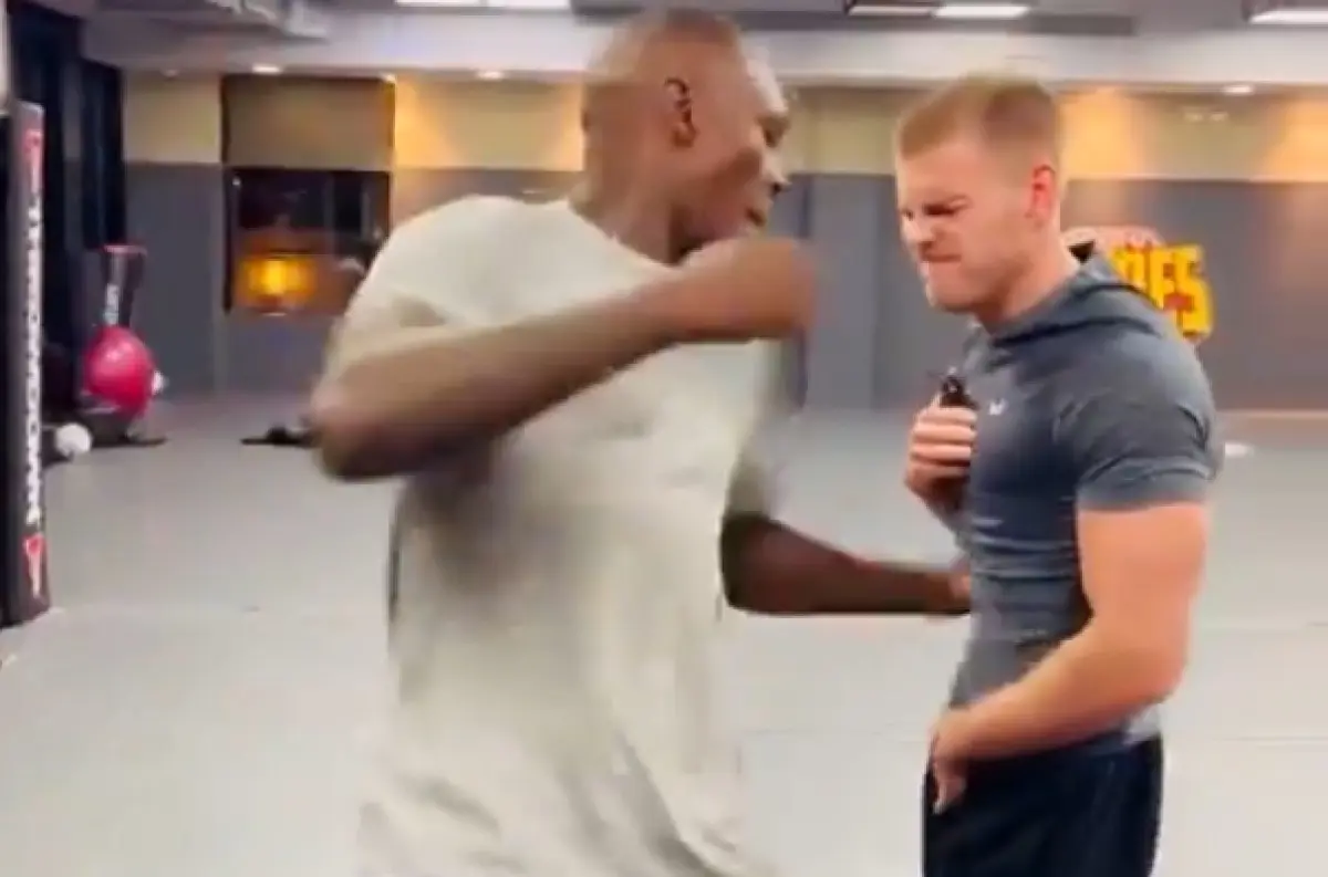 Israel Adesanya v top forme pred UFC v Saudskej Arábii: Brutálny úder do pečene influencera šokoval fanúšikov! +VIDEO