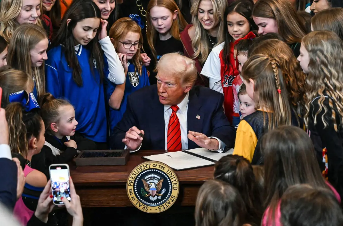 V obklopení mladých športovkýň podpísal prezident Donald Trump svoje nové zákonné nariadenie +VIDEO