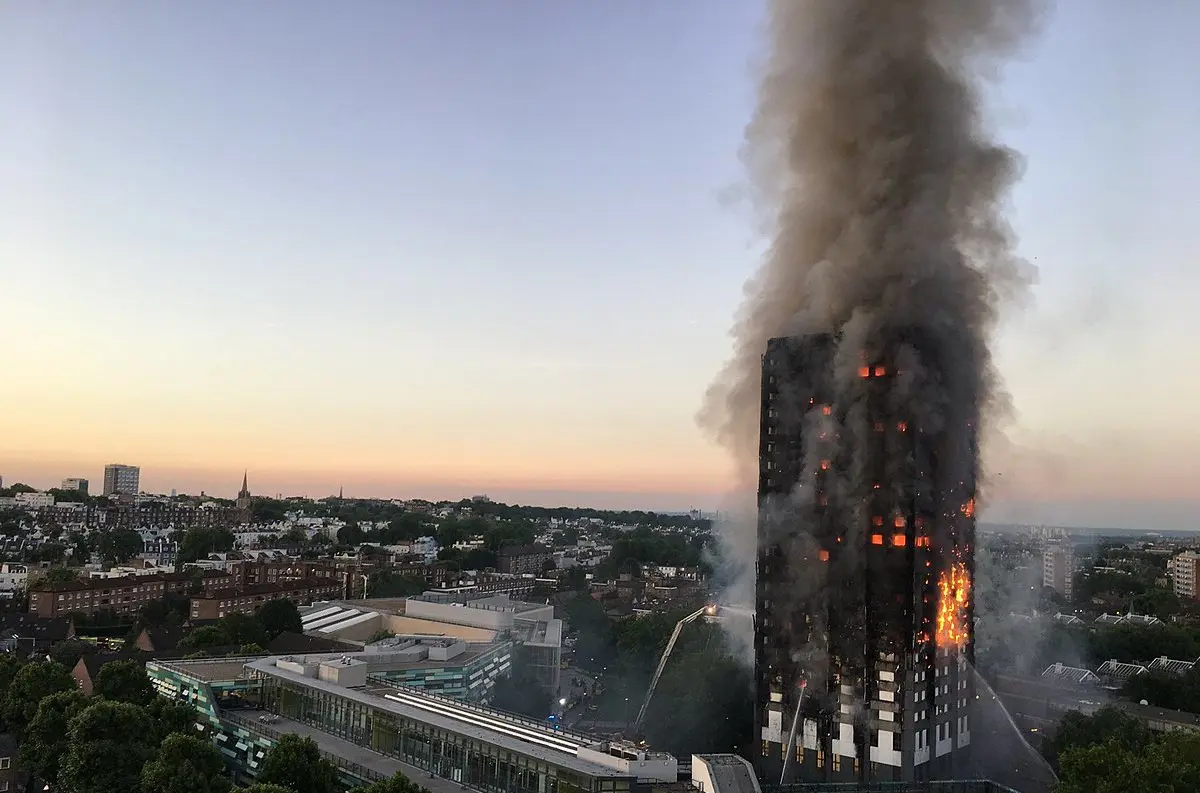 Grenfell Tower: Zbúranie symbolu tragédie alebo krok k uzdraveniu komunity? +VIDEO