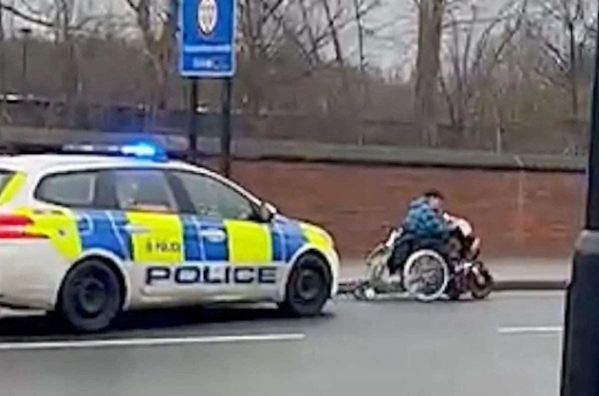 Policajná naháňačka v Spojených štátoch. Žena pred trestom utekala na motorovom invalidnom vozíku