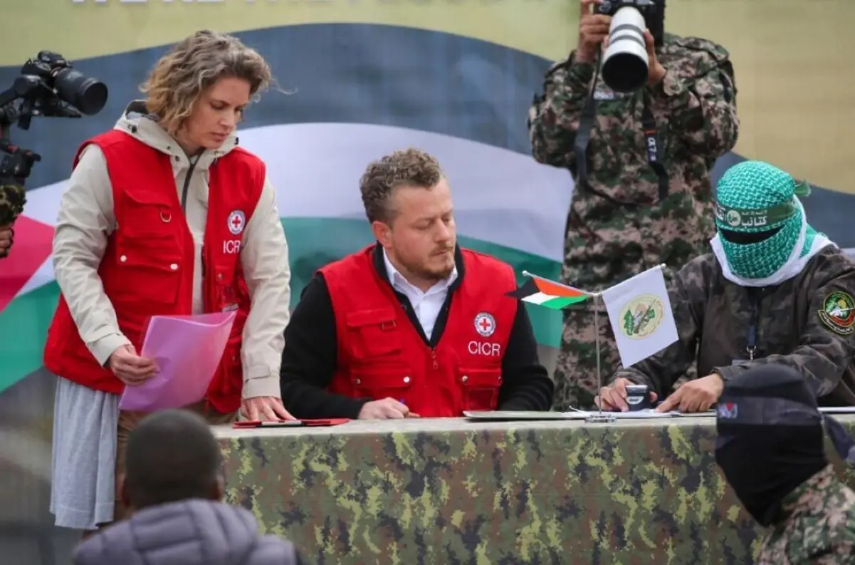 Dramatická výmena zajatcov: Traja izraelskí rukojemníci a 183 palestínskych väzňov na slobode +VIDEO