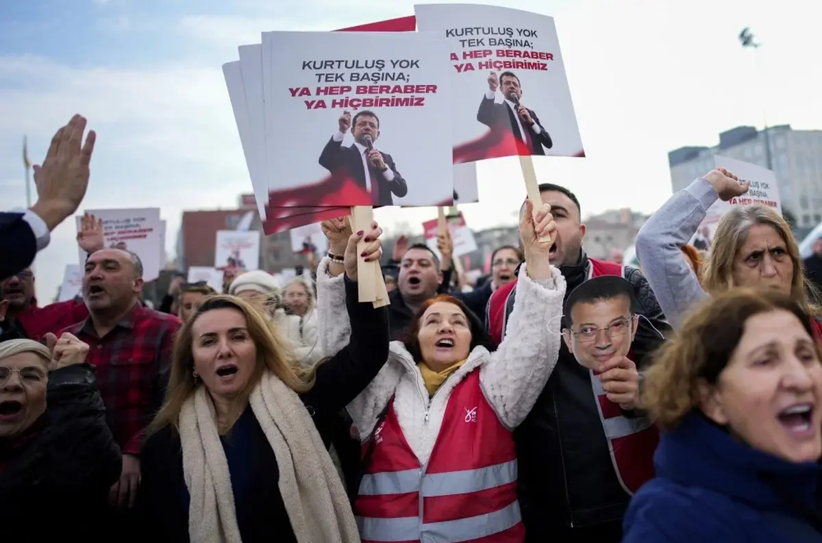 Turecko sprísňuje represie: Zatýkanie opozičných lídrov v Istanbule!