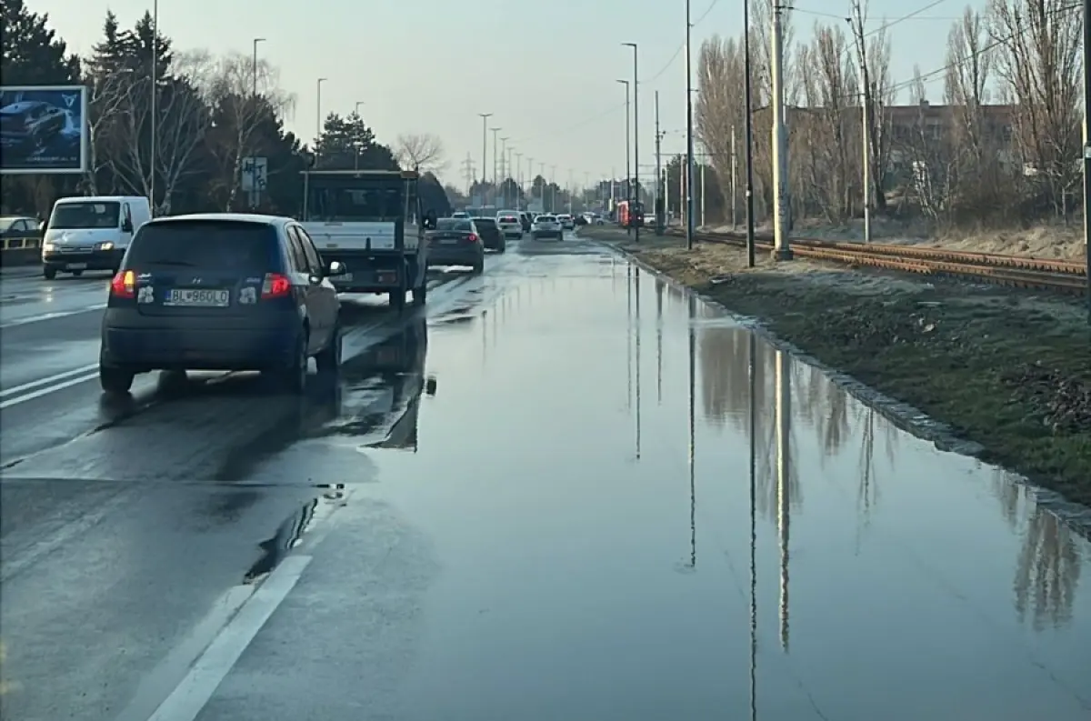 Dopravný kolaps v Bratislave: Račiansku ulicu zaplavila voda, premávka je obmedzená!