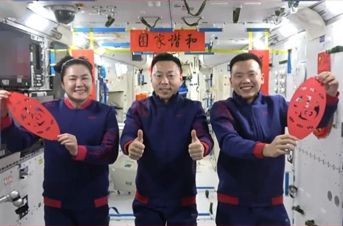 Astronauti Shenzhou-19 posielajú pozdravy z vesmírnej stanice +VIDEO