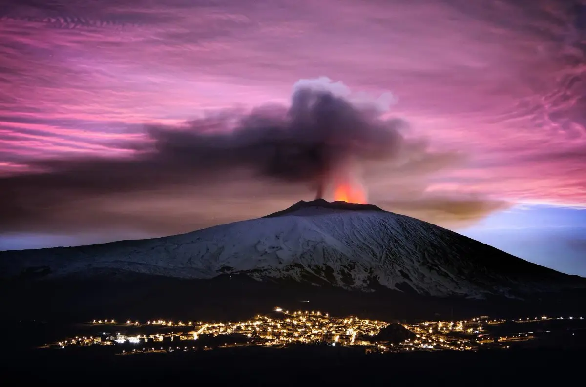 Erupcia Etny láka turistov: Tisíce ľudí sa vydali k sopke napriek varovaniam! +VIDEO