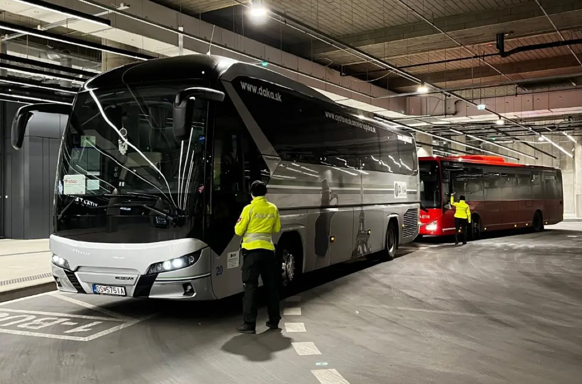 Dopravní policajti si posvietili na vodičov autobusov: Kontroly odhalili výsledky!