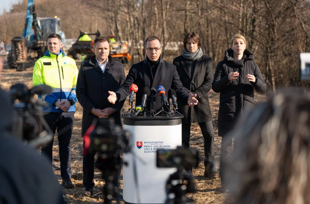 Práca namiesto dávok: Pilotný projekt čistenia vodných tokov odštartoval v Handlovej!