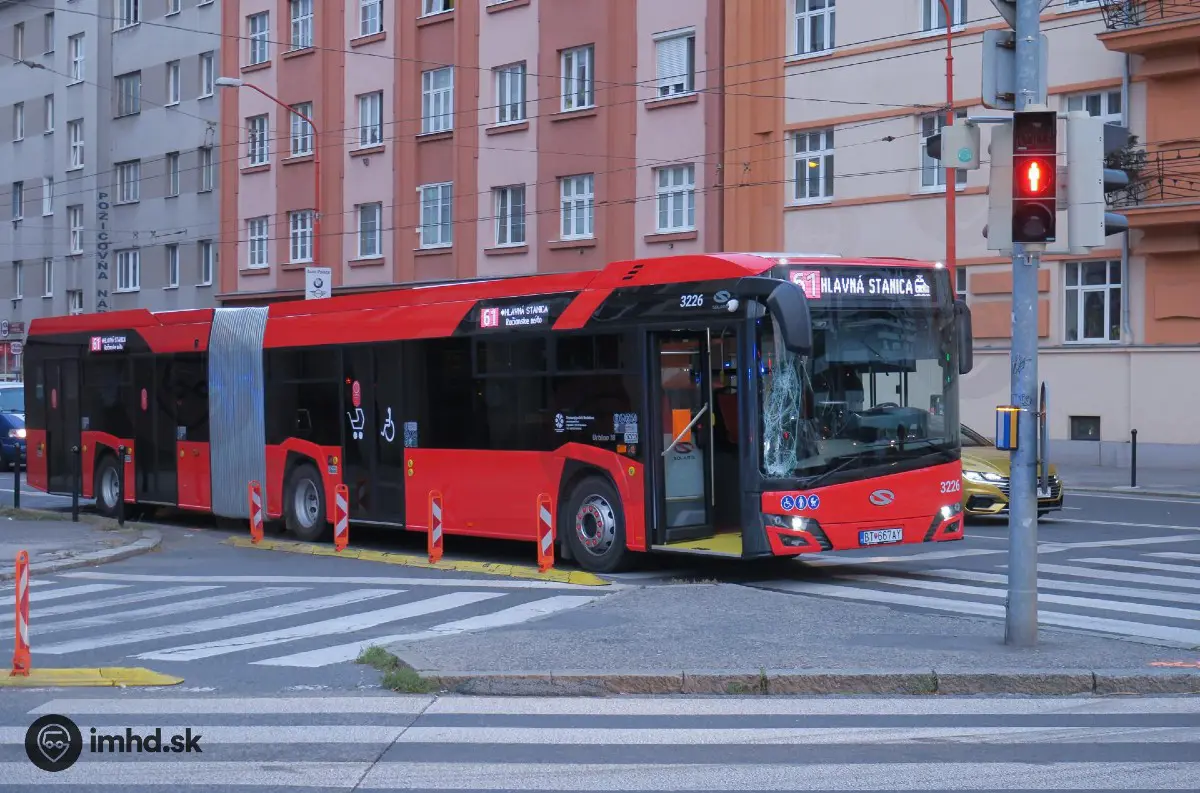 Pozorný občan pomohol bratislavskej polícii: Páchateľ vandalizmu bol zadržaný v MHD! +VIDEO