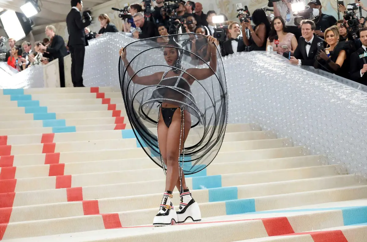 Tieto celebrity sa nebáli oprášiť priesvitné šaty na Met Gala! Ktorý look sa vám najviac páči?