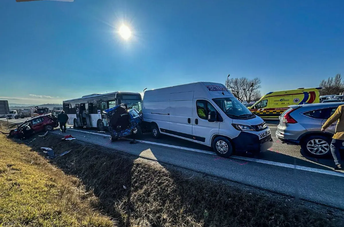 Hromadná nehoda pred Košicami: Zrážka autobusu a šiestich áut, osem zranených!