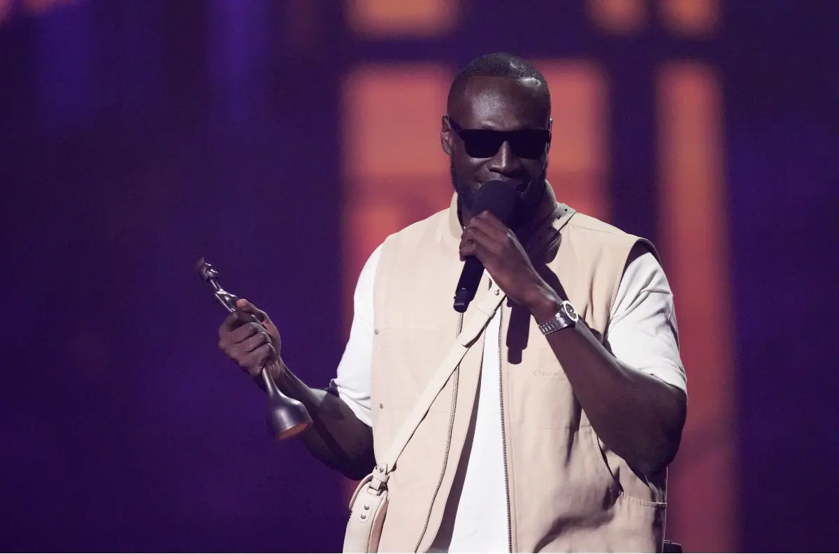 Brit Awards: Rapper Stormzy aj kapela Ezra Collective ďakovali na pódiu Ježišovi +VIDEO