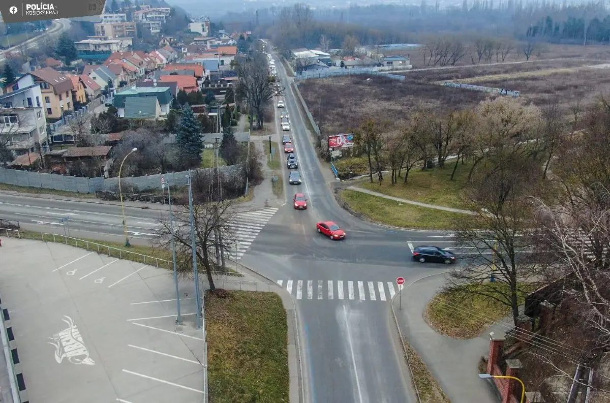 Košická polícia pomáha vodičom: Kolóny na Kostolianskej ceste sa podarilo zmierniť, definitívne riešenie prinesie kruhový objazd +VIDEO