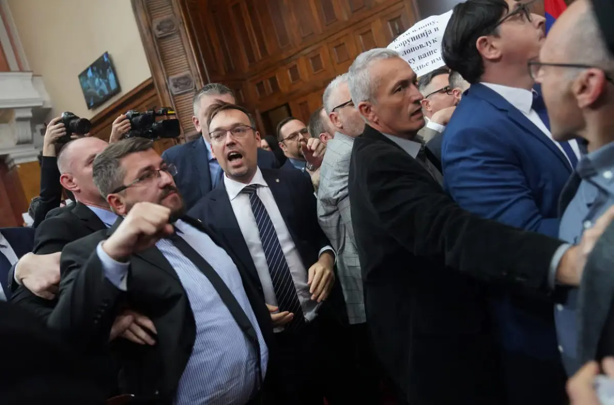 Srbský parlament v chaose: Opoziční poslanci použili dymovnice a slzný plyn na protest proti vláde! +VIDEO