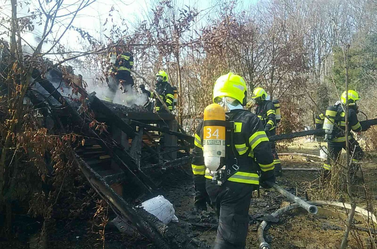 Požiar v Trenčianskych Tepliciach: Hasiči zasahovali pri horiacom objekte