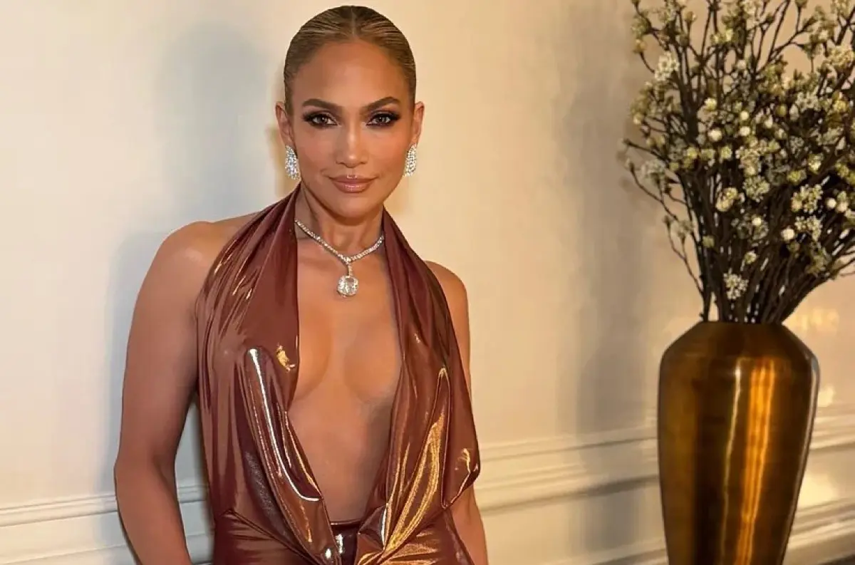 Rozchod s Benom Affleckom jej prospel: Jennifer LOPEZ pútala pozornosť v zlatých šatách zvýrazňujúcich jej ZVODNÉ krivky. Veď presvedčte sa sami!