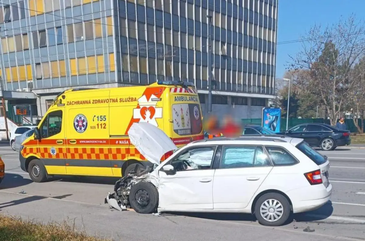 Zrážka policajného auta s Fábiou v Bratislave: Zranená vodička skončila v nemocnici