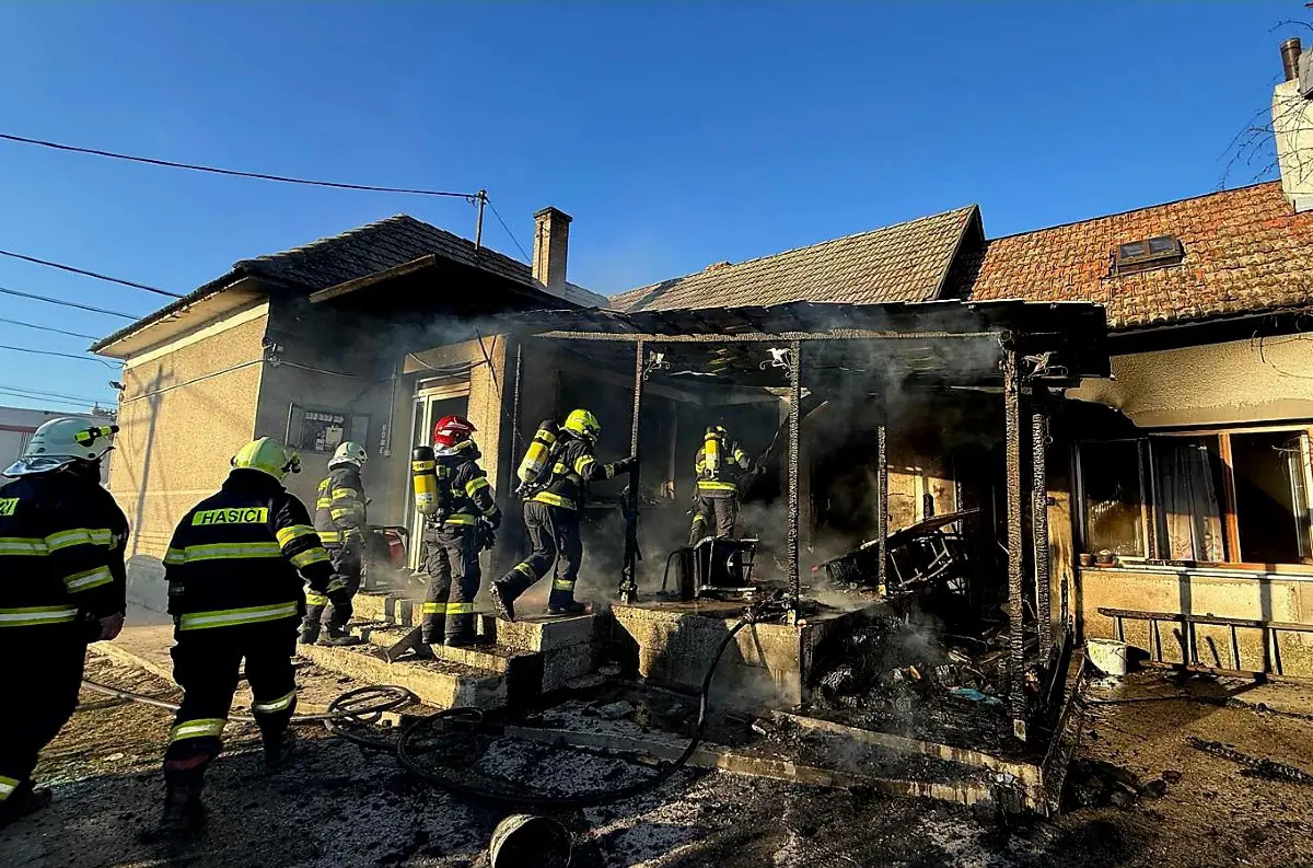 Požiar pri Dunajskej Strede: Oheň z prístrešku sa rozšíril na rodinný dom, škody za 50-tisíc eur