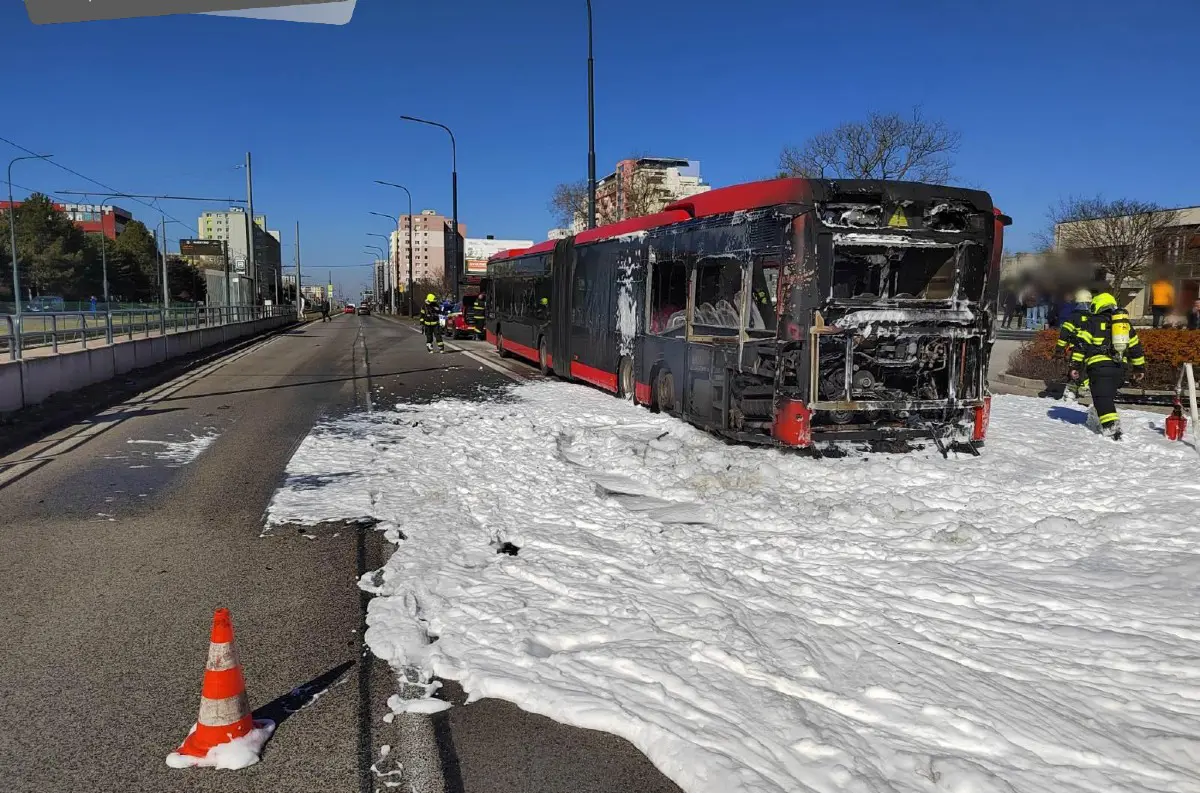 Požiar autobusu MHD v Bratislave na Saratovskej ulici: Cestujúci vyviazli bez zranení