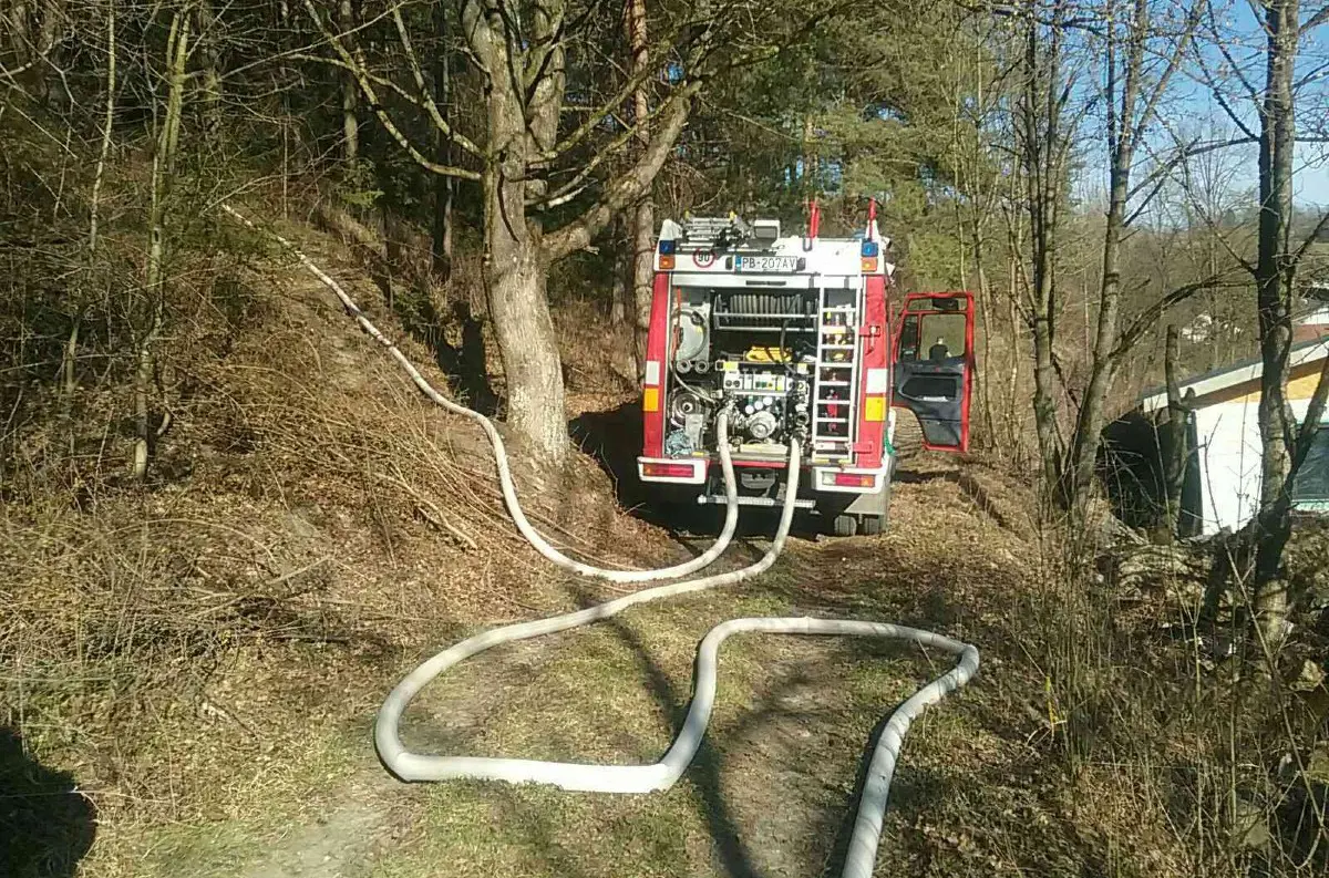 Dráma pri Považskej Bystrici: Obrovský požiar pohltil les a ohrozoval domy!