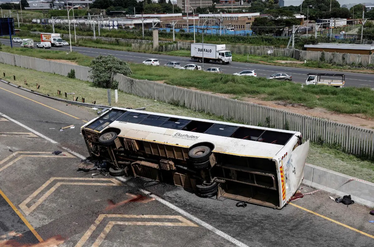 Tragédia v Južnej Afrike: Autobus stratil kontrolu na diaľnici! +VIDEO