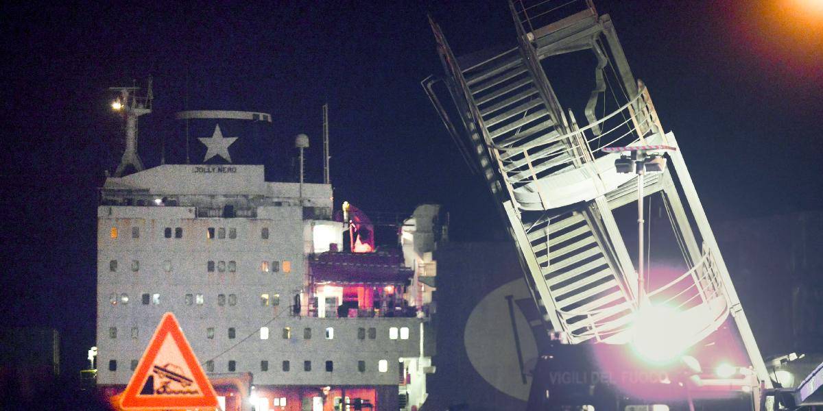 Tragédia v prístavnom meste Janov: Loď narazila do kontrolnej veže