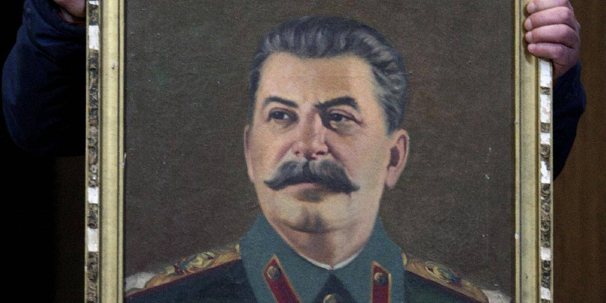 Komunisti pred výročím ukončenia vojny odhalili Stalinovu bustu