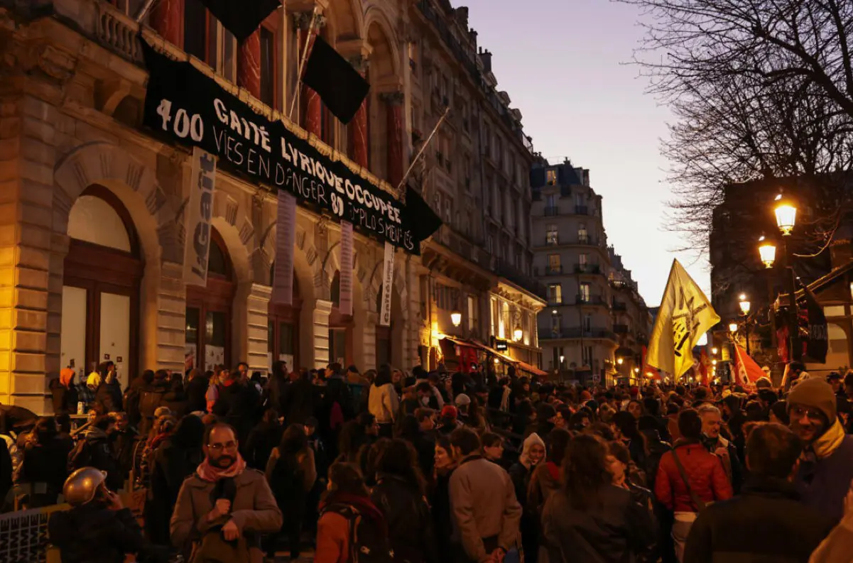 Parížska polícia násilne vypratala divadlo obsadené stovkami migrantov! +VIDEO