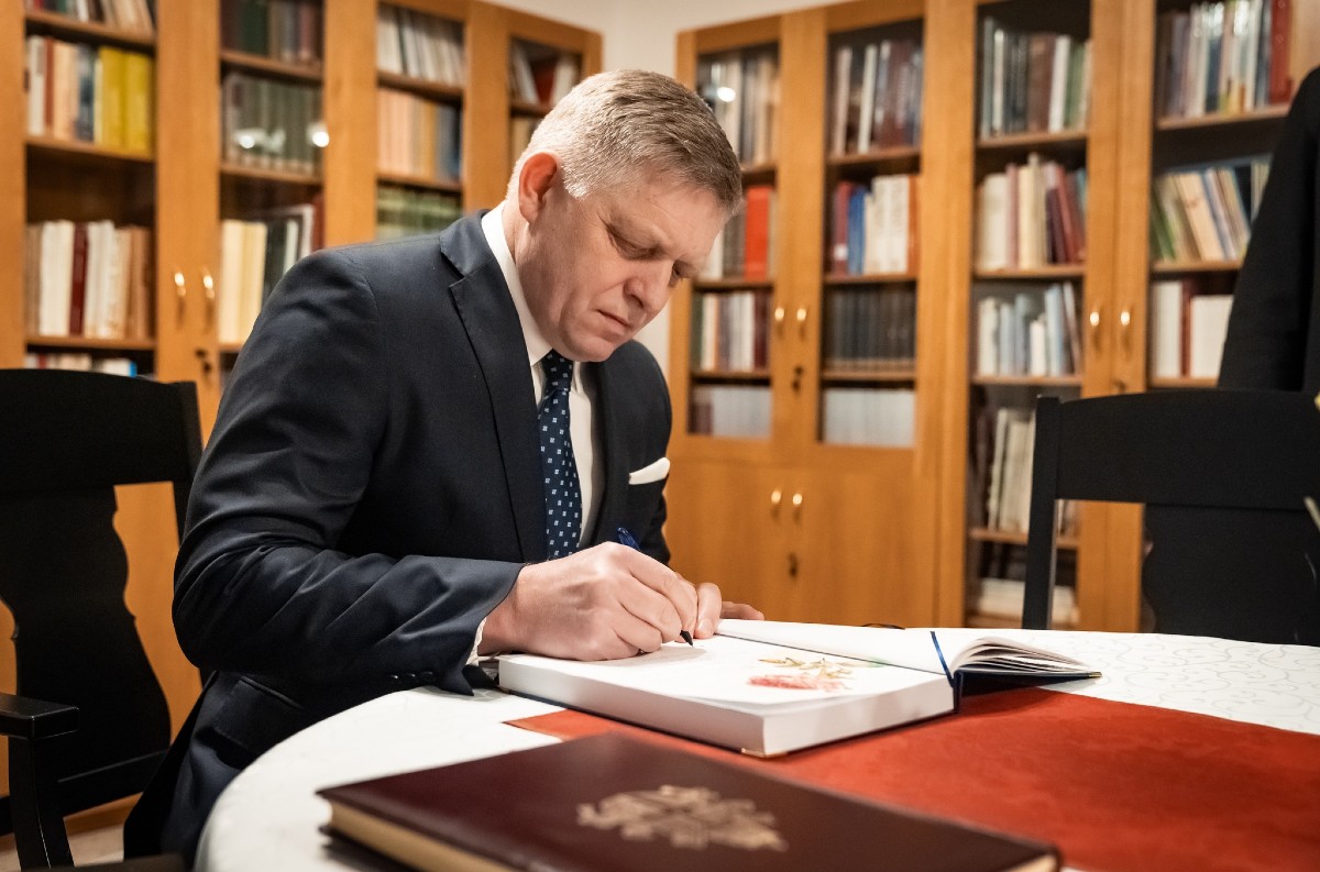 Stabilná vládna väčšina: Robert Fico podpísal dohodu s nezaradenými poslancami